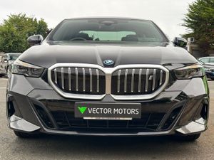 BMW i5 Glass Panoramic Sunroof M-sport 40 E-drive - Image 3