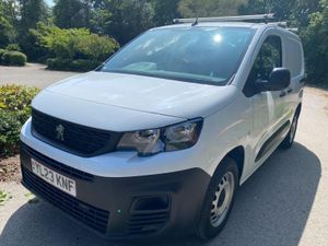 Peugeot Partner pro with a/c and CarPlay - Image 4