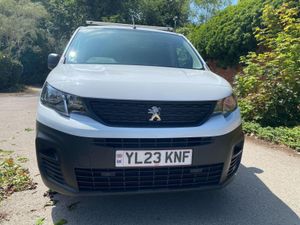 Peugeot Partner pro with a/c and CarPlay - Image 3