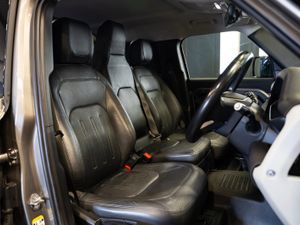212 Defender 110 D250 HardTop S 3 Seat Commercial - Image 2