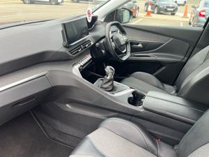 Peugeot 5008 Allure 1.5 Bluehdi 130bhp - Image 3