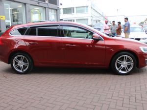 VOLVO  V60 2.0D4 SE LUXURY EDITION 5DR ESTATE AUTO - Image 3