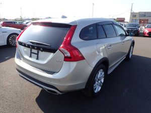Volvo V60 2.0 D4 CROSS COUNTRY SE LUXURY DIESEL 19 - Image 4