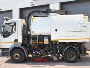 2015 DAF LF 220 16-TON 4X2 ROAD SWEEPER - Image 4