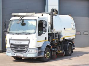 2015 DAF LF 220 16-TON 4X2 ROAD SWEEPER - Image 3