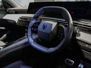 2025 Peugeot 5008 STD Allure MHEV 136 E-DSC6 - Image 3