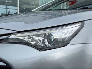 Toyota Avensis 1.6 D AURA 4DR - Image 3