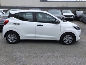 Hyundai i10 CLASSIC 5DR - Only 21,000 Km - Warrant - Image 2