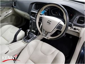Volvo V40 D2 MOMENTUM ED 5DR - Image 2