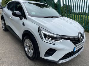 Renault Captur PLAY TCE 130  AUTO LOW KMS! AS NEW! - Image 2