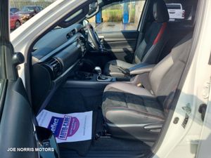 Toyota Hilux 2.4 Diesel Double Cab Z GR SPORT 4WD - Image 4