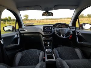 Peugeot 2008 2017 1.2 Automatic, warranty, low km, - Image 3