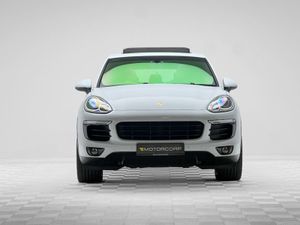 Porsche Cayenne S 3.0 V6 E-hybrid 416HP PAN Roof - Image 2