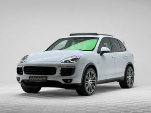 Porsche Cayenne S 3.0 V6 E-hybrid 416HP PAN Roof - Image 3