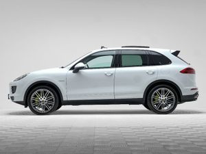 Porsche Cayenne S 3.0 V6 E-hybrid 416HP PAN Roof - Image 4