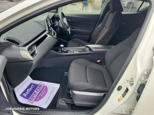 Toyota C-HR 1.8 HYBRID S LED PACKAGE, LOW MILEAGE - Image 4