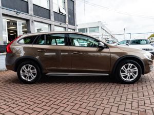 VOLVO V60 2.0D4 CROSS COUNTRY 5DR ESTATE AUTOMATIC - Image 2
