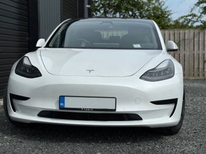 Tesla Model 3 2021 - Image 2