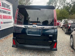 Toyota Voxy **2017** - Image 4