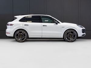 2023 Porsche Cayenne Platinum Edition V6 E-Hybrid - Image 2