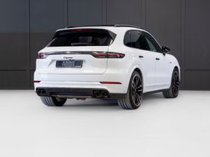 2023 Porsche Cayenne Platinum Edition V6 E-Hybrid - Image 3