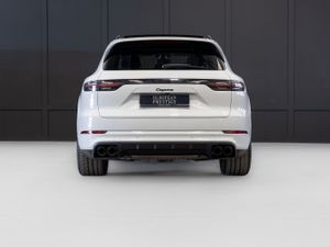 2023 Porsche Cayenne Platinum Edition V6 E-Hybrid - Image 4
