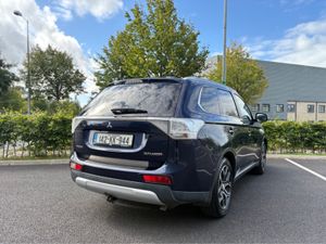 Mitsubishi Outlander 2.2 DIESEL 4X4 MANUAL *7 SEAT - Image 4