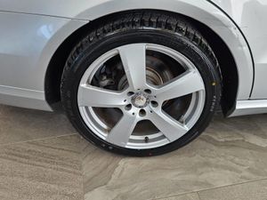 11 MERCEDES BENZ E CLASS 200 - Image 4