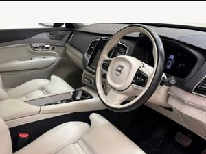Volvo XC90 Recharge T8 Plus AWD  blonde Interior - Image 2