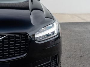 Volvo XC90 Recharge T8 Plus AWD  blonde Interior - Image 4