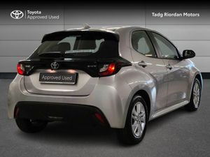Toyota Yaris HYBRID LUNA - Image 2