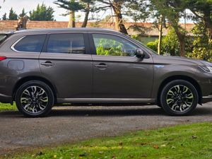 2016 Mitsubishi Outlander 2.0 Hybrid Auto 4WD - Image 3
