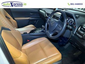 Lexus UX VERSION C 2.0 Hybrid Automatic, Reversing - Image 2