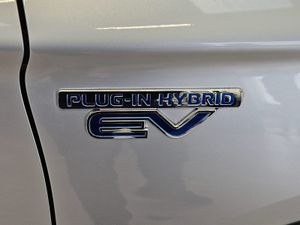 16 MITSUBISHI OUTLANDER INTENSE + - Image 4