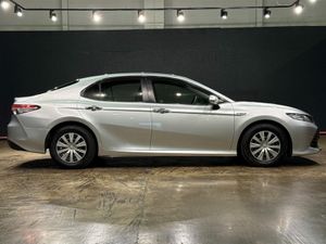 Toyota Camry 2.5 AUTO HYBRID - REVERSE CAMERA - CR - Image 2