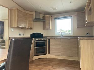 LUXURY 2 BED WITH ALL THE TRIMMINGS - Image 2