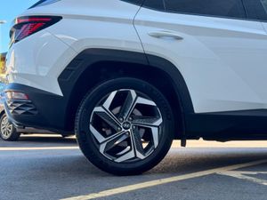 Hyundai Tucson 2WD Executive Plus HEV Auto  Black - Image 4