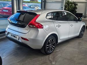 16 VOLVO V40 D2 MOMENTUM 2 LITRE - Image 4
