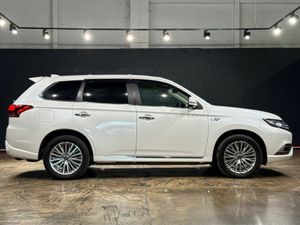 Mitsubishi Outlander 2.4 AUTO - BLACK HALF LEATHER - Image 3