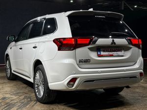 Mitsubishi Outlander 2.4 AUTO - BLACK HALF LEATHER - Image 4