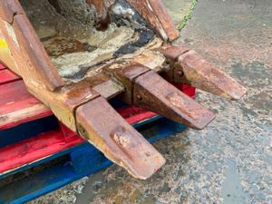 18" STRICKLAND DIGGING BUCKET. - Image 2