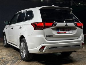 Mitsubishi Outlander 2.4 AUTO - BLACK HALF LEATHER - Image 4
