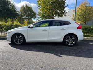 Volvo V40 D3 R-DESIGN 2.0 MANUAL *FULL SERVICE HIS - Image 2