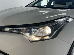 Toyota C-HR HYBRID LUNA 4DR AUTO**SEMI DIGITAL DAS - Image 2