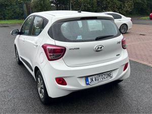 Hyundai i10 1.2 PREMIUM 5DR - Image 4
