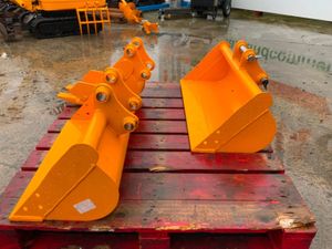 1.5 TONNE MINI DIGGER BUCKET SET....UNUSED. - Image 4