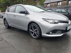 Toyota Auris 2018 Hybrid LUNA  SPORT - Image 2