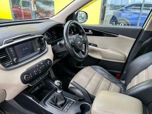 Kia Sorento PLATINUM 5DR - Image 3