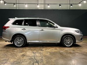 Mitsubishi Outlander PHEV 2.4L AUTOMATIC TWIN MOTO - Image 3