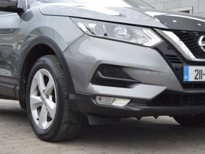 Nissan QASHQAI 1.3 PET SE . Low Mileage - Image 3